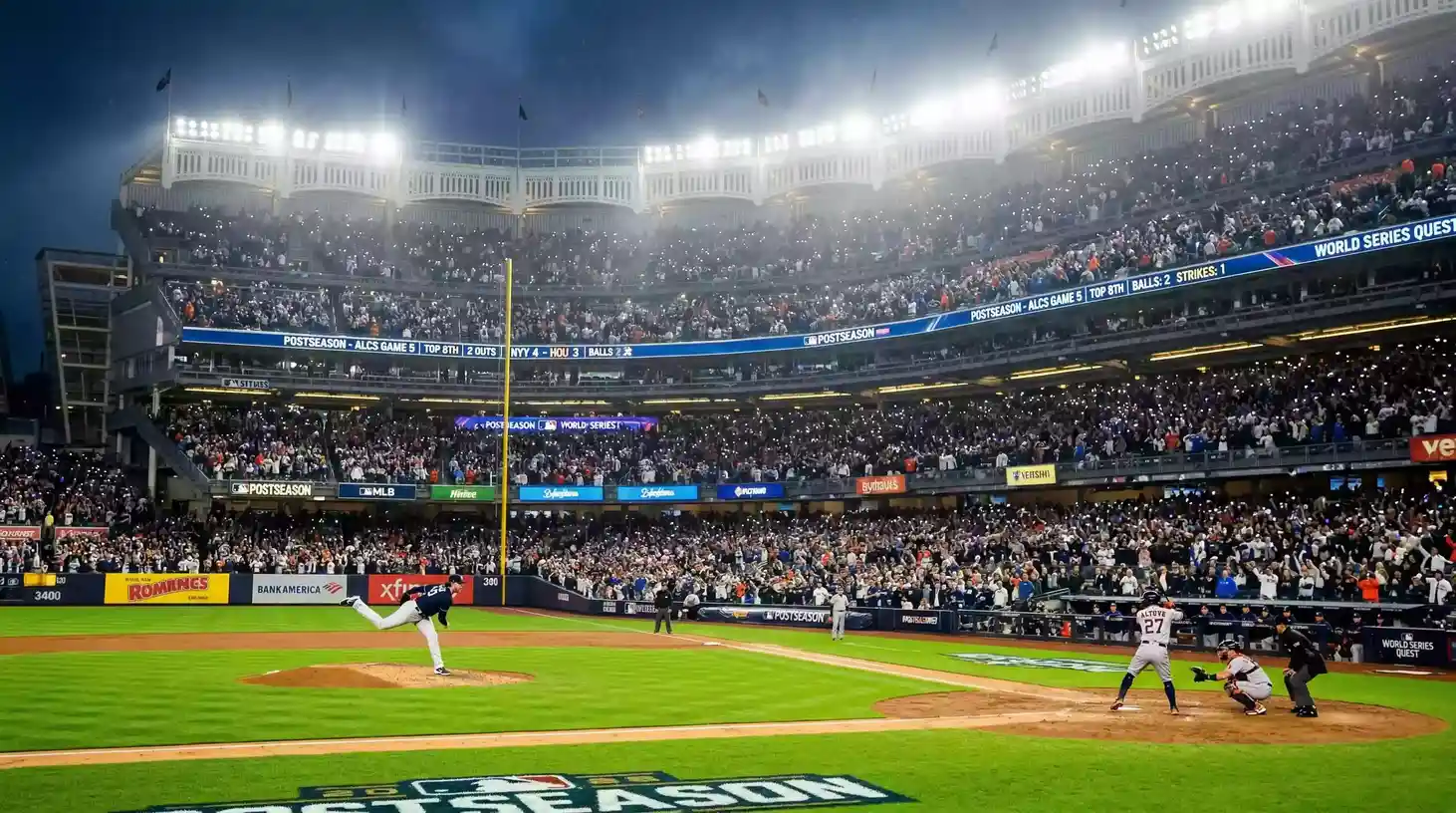 Estadio de béisbol MLB iluminado durante un partido nocturno de playoffs de la Serie Mundial
