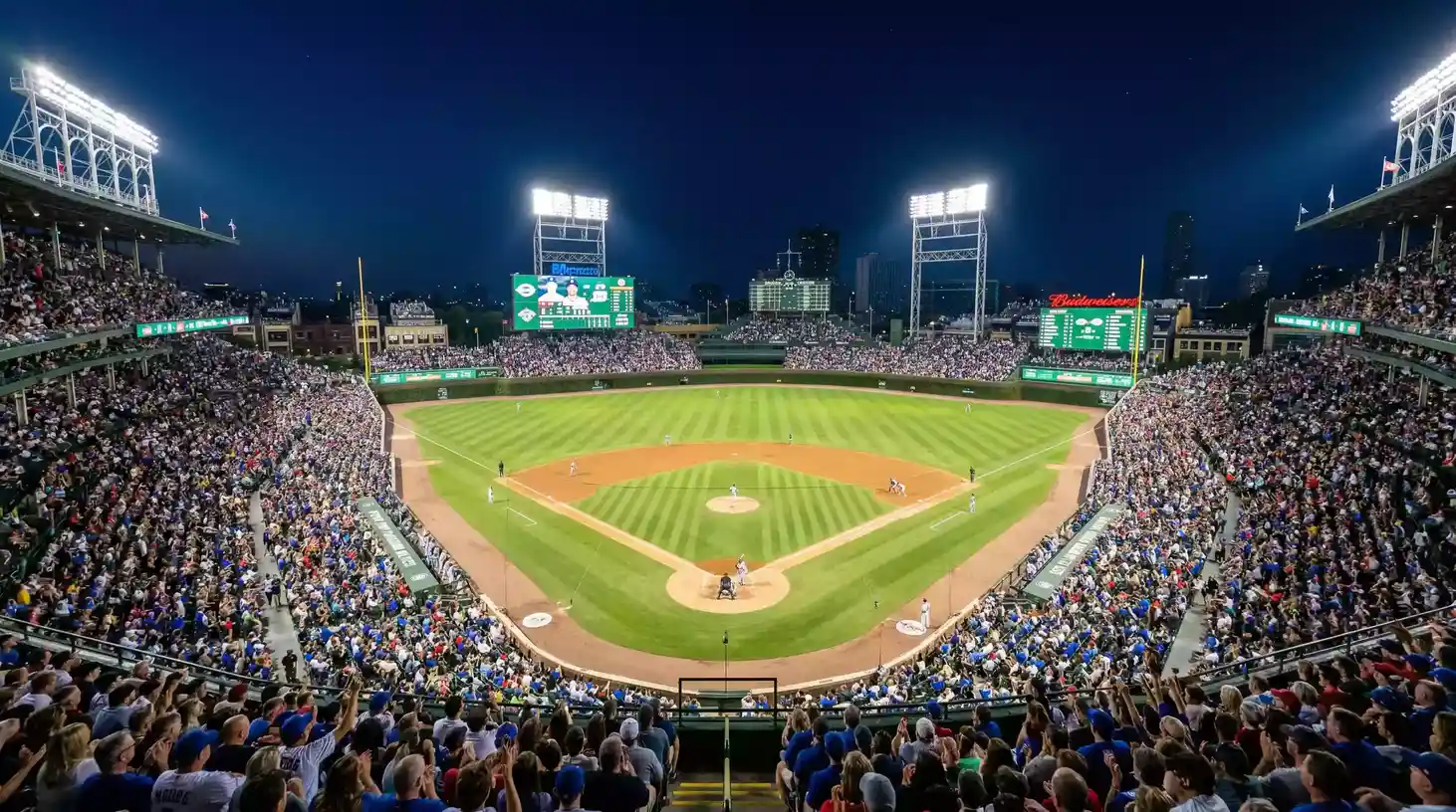 Panorámica nocturna de un estadio de béisbol iluminado con las gradas llenas de espectadores